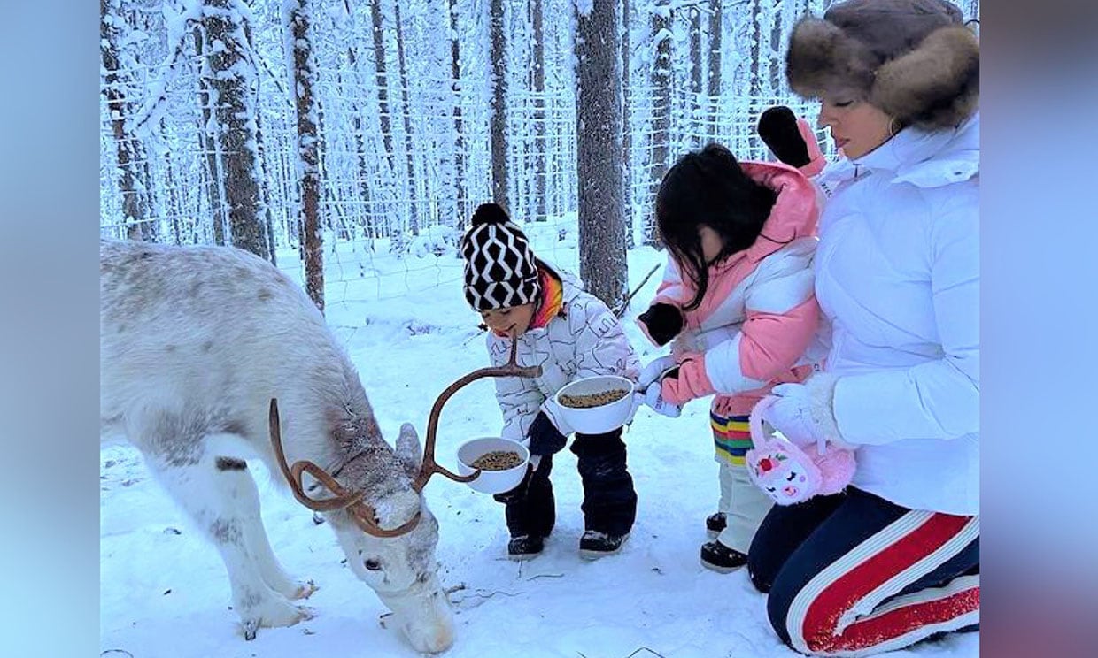 Las espectaculares imágenes de Georgina y sus niños dando de comer a los renos en el Polo Norte