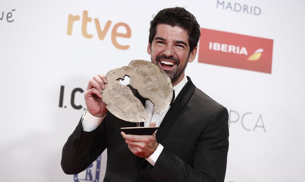 Miguel Ángel Muñoz con su premio Forqué