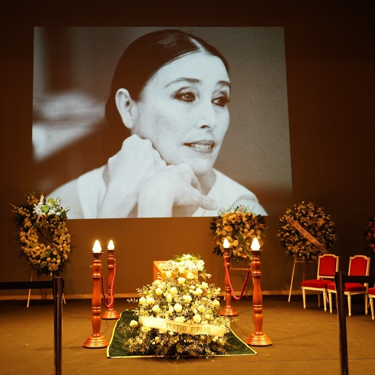 Verónica Forqué recibe un multitudinario y emocionante homenaje en el Teatro Español 