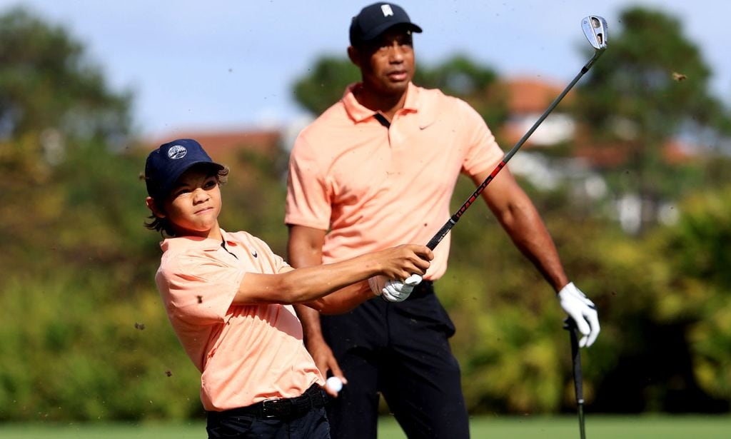 Tiger Woods vuelve a jugar al golf tras su grave accidente... ¡y lo hace con su hijo Charlie!