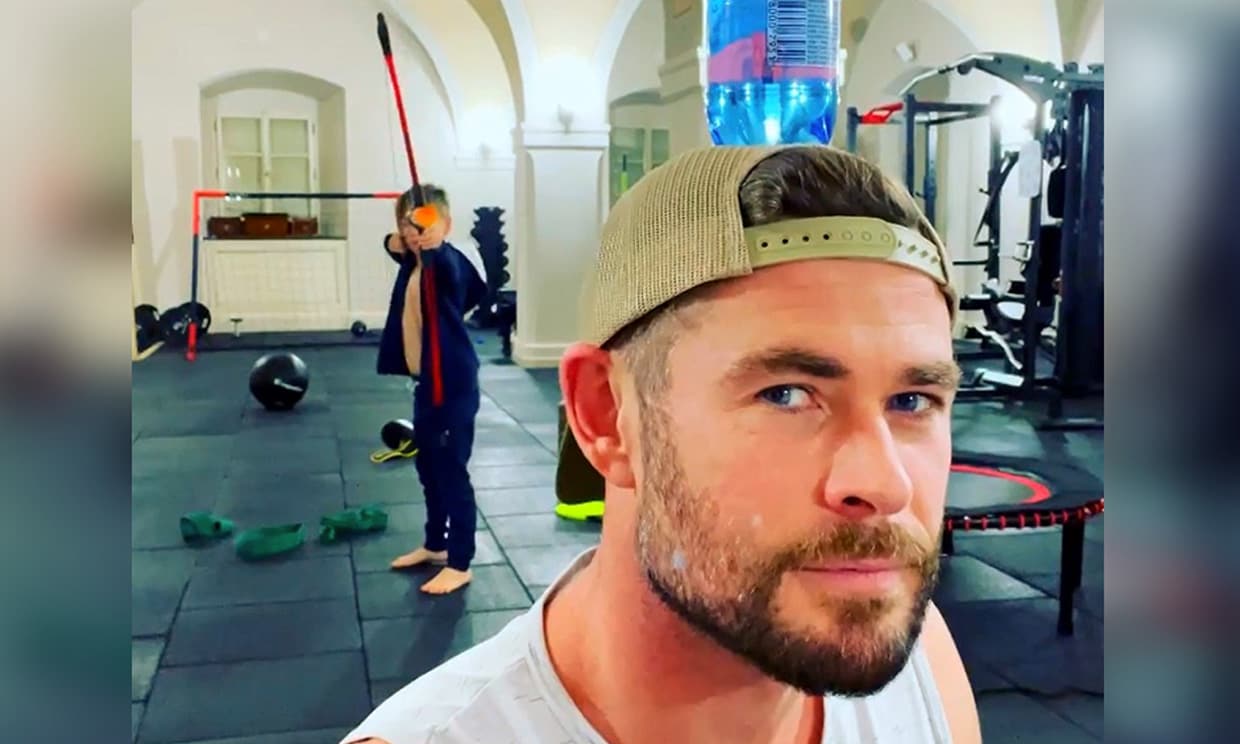 Chris Hemsworth: la 'destreza' con el arco de su hijo jugando a ser Guillermo Tell… ¡con su propia cabeza en peligro!