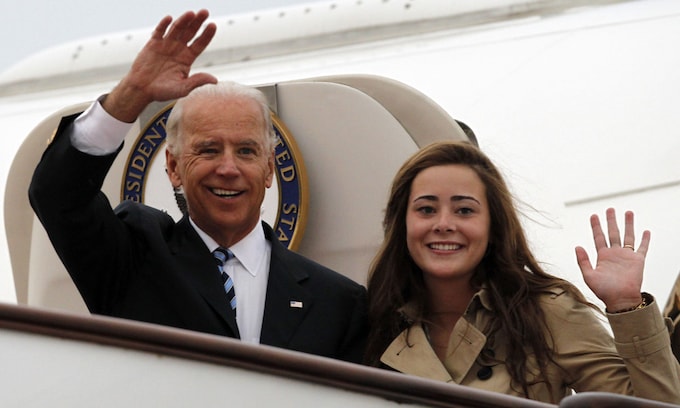 Joe Biden junto a su nieta Naomi