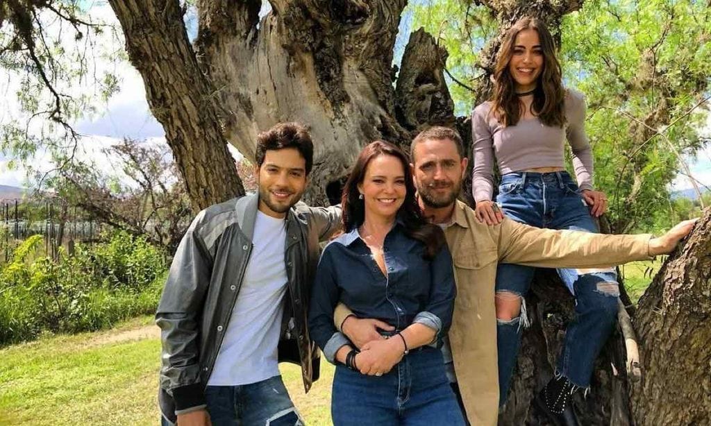 ¡La familia de 'Pasión de gavilanes' crece! Michel Brown y Natasha Klauss presentan a sus hijos en la ficción