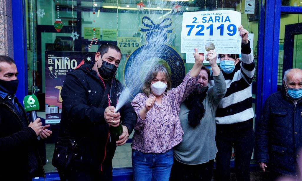 Un 'Gordo' viajero, unos novios premiados que anuncian boda... las historias más curiosas del Sorteo de Navidad