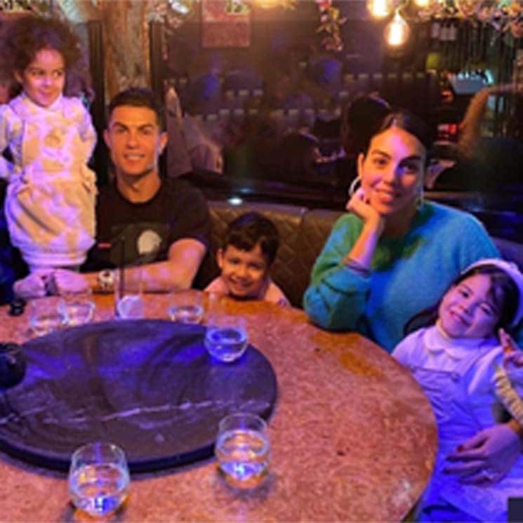 ¡A todo gas! Los hijos de Cristiano y Georgina se lo pasan en grande en los coches de choque