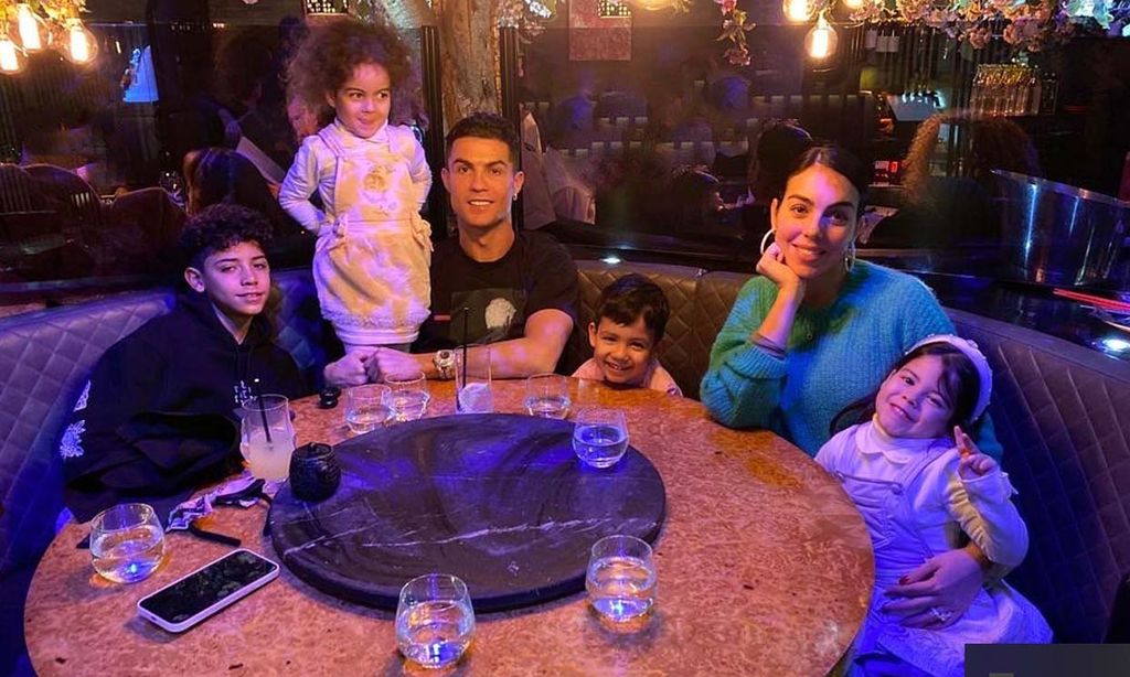 ¡A todo gas! Los hijos de Cristiano y Georgina se lo pasan en grande en los coches de choque