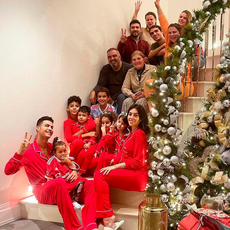 Quién es quién en la felicitación navideña de Georgina y Cristiano que se ha hecho viral