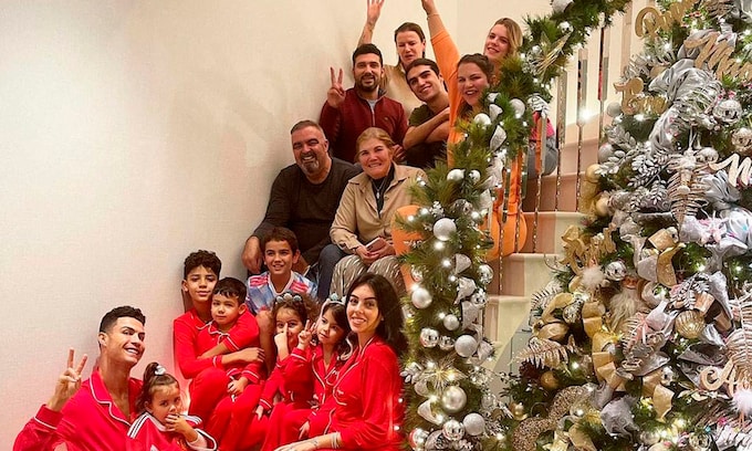 Georgina Rodríguez: quién es quién en su felicitación navideña junto a Cristiano que se ha hecho viral 