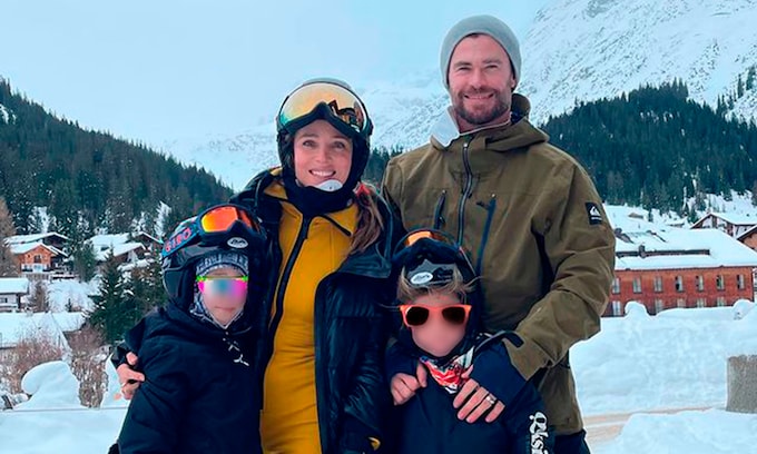 Elsa Pataky y sus hijos 'vuelan' sobre la nieve gracias a la impresionante fuerza de 'Thor' Hemsworth