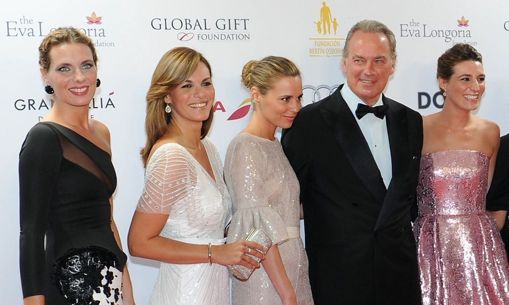 Bertín Osborne con sus hijas y Fabiola Martínez