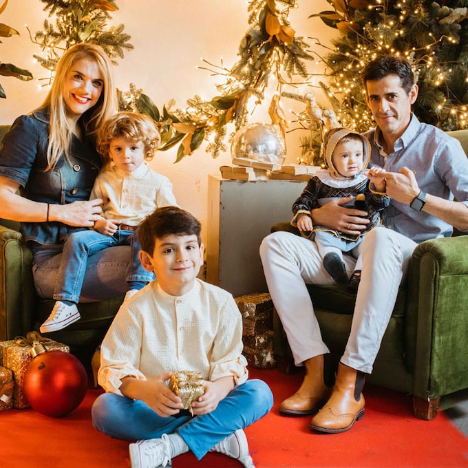 ¡Primeras Navidades como familia numerosa!: Víctor Janeiro y Beatriz Trapote posan así de felices con sus tres hijos