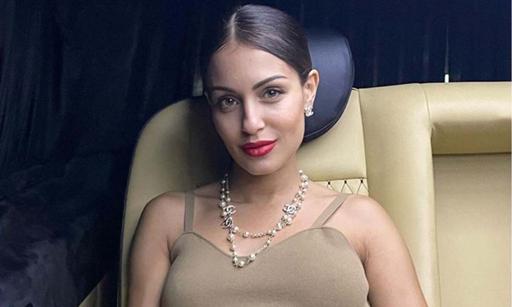 El simbólico posado de Hiba Abouk que repite la misma fotografía embarazada dos años después