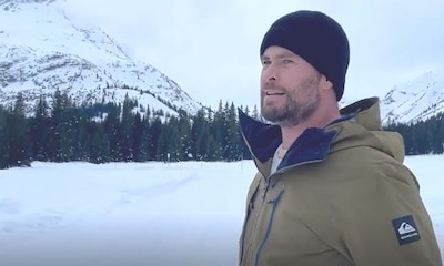 Chris Hemsworth se divierte como un niño: en bañador y ¡sumergido en la nieve!