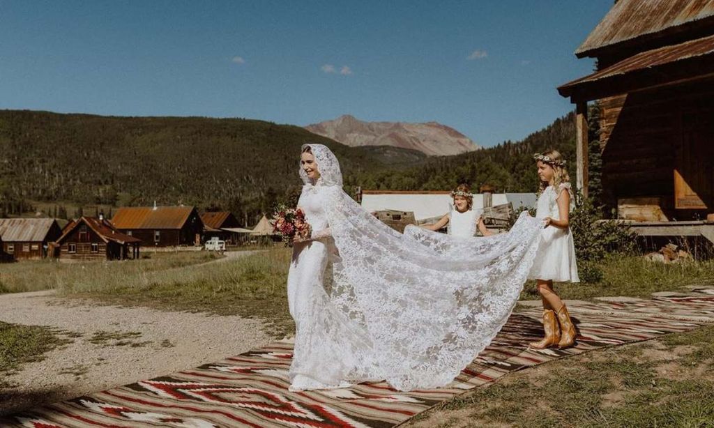 Lily Collins ('Emily in Paris') comparte nuevas fotos nunca vistas de su boda de ensueño