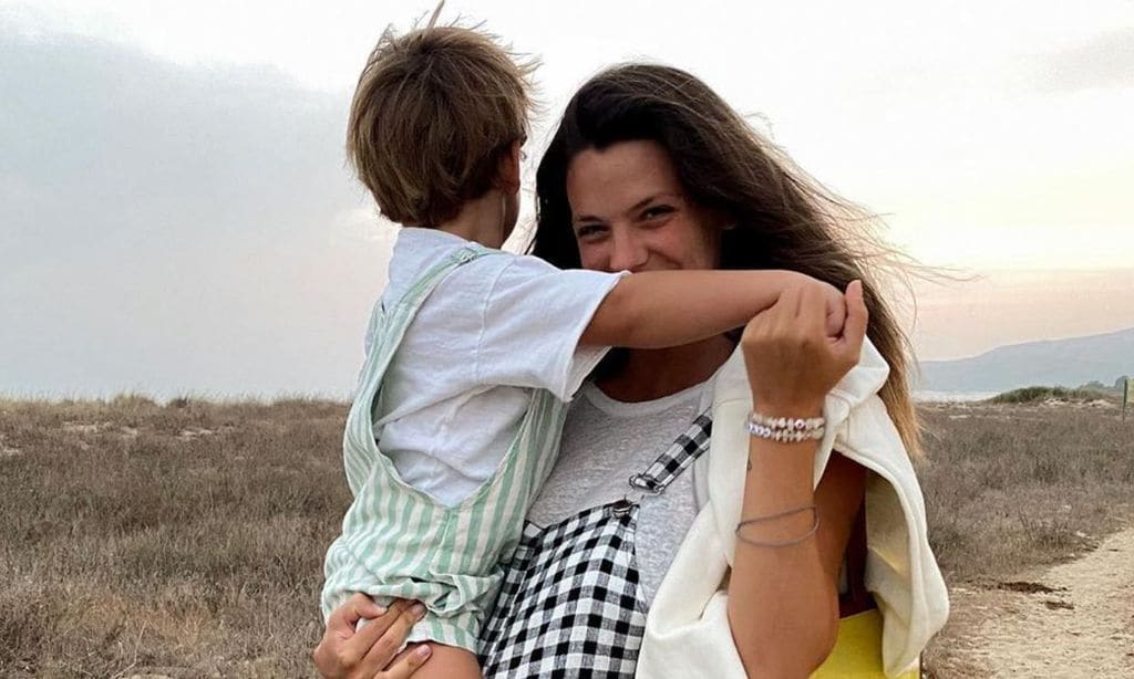 Matías, hijo de Laura M. Flores, ejerce encantado de hermano mayor paseando al pequeño Benjamín