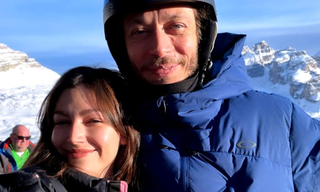 El inesperado encuentro de Úrsula Corberó y Chino Darín en la montaña... ¡con Valentino Rossi!
