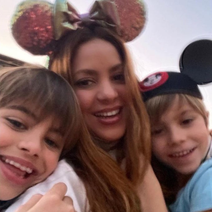 Shakira y sus hijos empiezan el año con una visita a Mickey Mouse