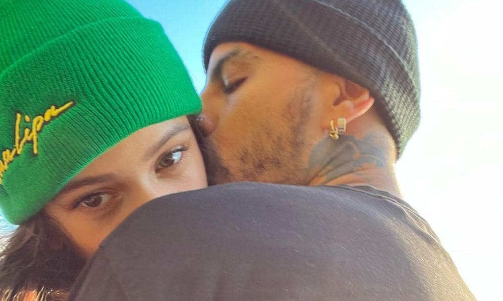 'Snowboard' y batallas de nieve: Rosalía y Rauw Alejandro celebran el cumpleaños del cantante con una escapada