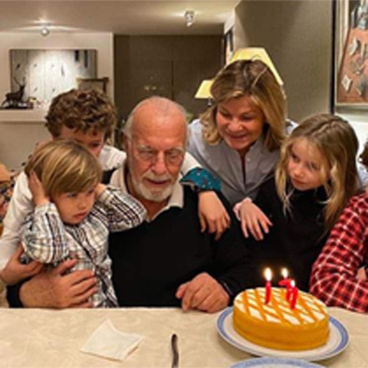 Carlos Goyanes celebra su cumpleaños soplando las velas junto a su mujer y sus cinco nietos