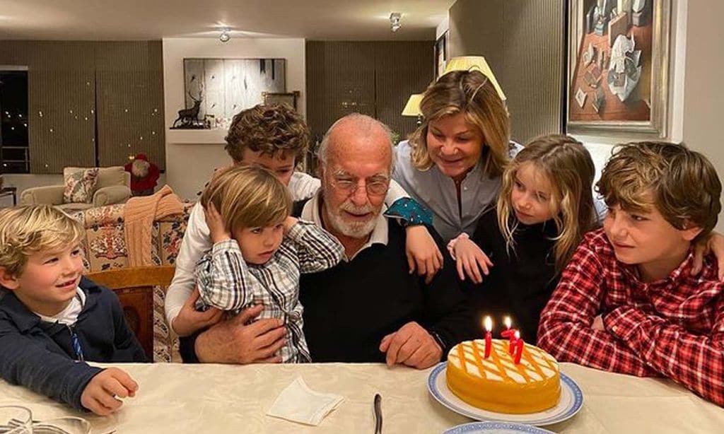 Carlos Goyanes celebra su cumpleaños soplando las velas junto a su mujer y sus cinco nietos