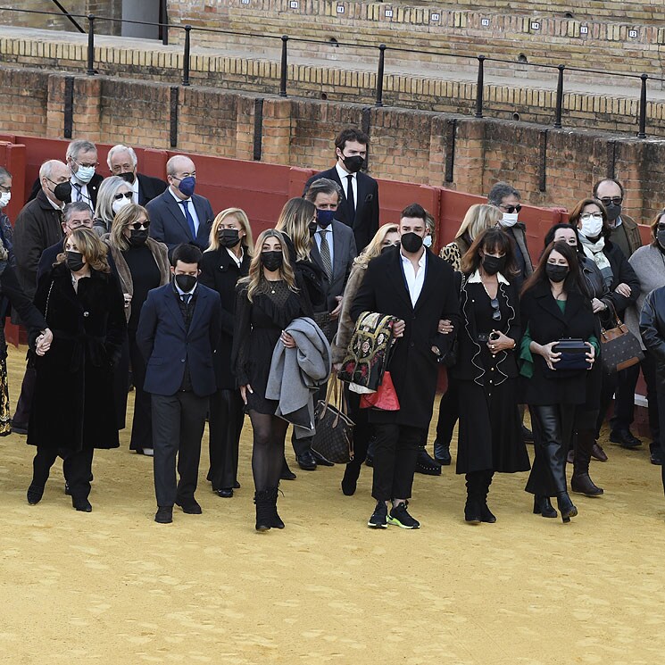 La familia de Jaime Ostos, unida en la última vuelta al ruedo del torero en la Maestranza