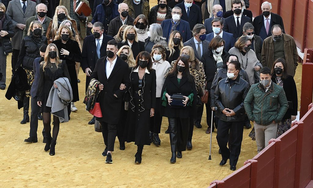 La familia de Jaime Ostos, unida en la última vuelta al ruedo del torero en la Maestranza