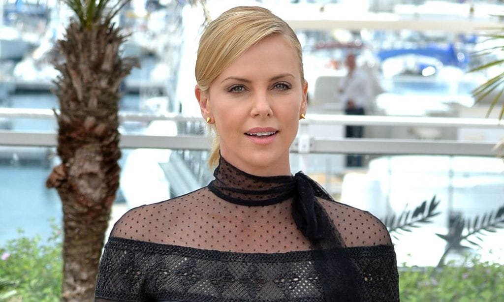 Charlize Theron publica una adorable e insual foto de sus hijas