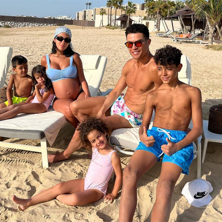 Georgina Rodríguez presume de embarazo en biquini junto a su familia en Dubái