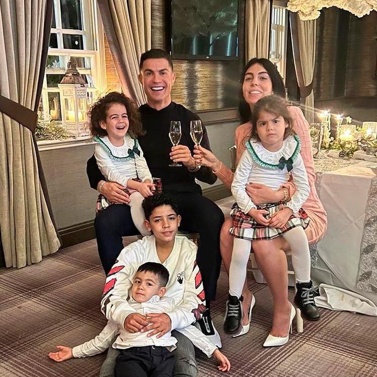 El superpapá Cristiano cumple 37 años feliz junto a Georgina y sus niños mientras espera a los gemelos