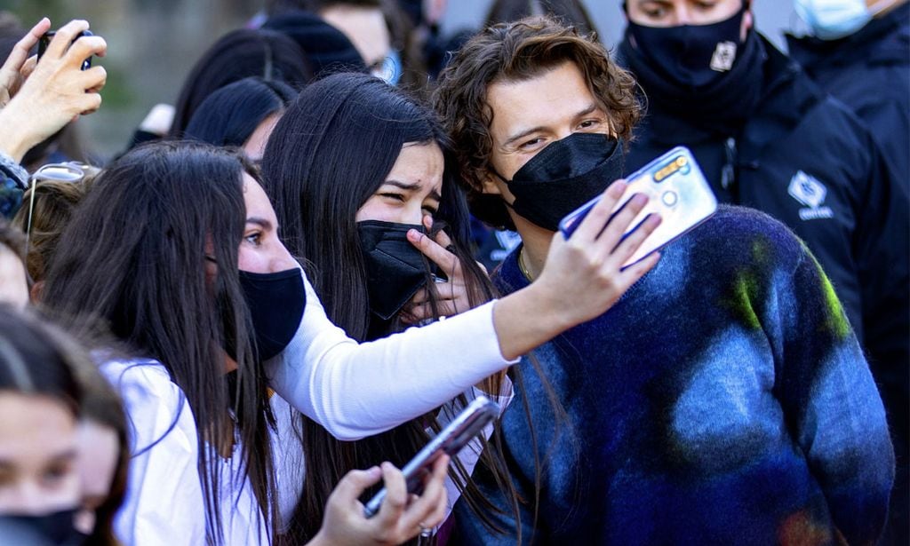 Tom Holland levanta pasiones en Barcelona durante la presentación de su última película