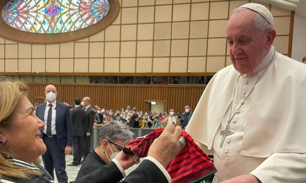 Dolores Aveiro regala al Papa Francisco una camiseta de Cristiano Ronaldo