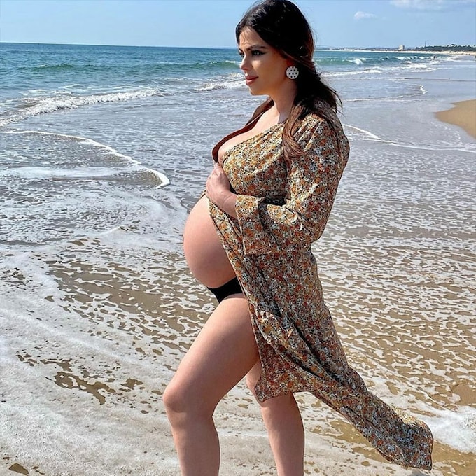 El espectacular posado en la playa de Marisa Jara en la cuenta atrás para dar a luz 