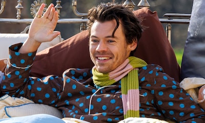 ¿Qué hace Harry Styles metido en una cama con el pijama puesto frente al Palacio de Buckingham?