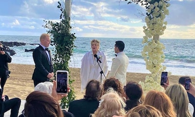 Las sorprendentes imágenes de Sharon Stone oficiando una boda, ¡y no es una película!