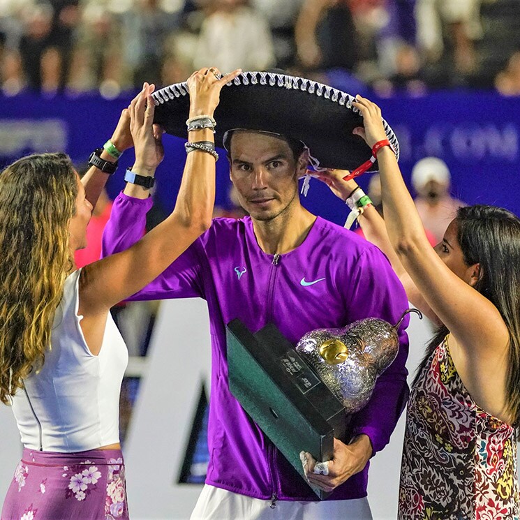 Los simpáticos problemas de Rafa Nadal con el sombrero mexicano durante la entrega de premios en Acapulco