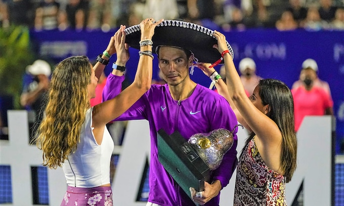 Los simpáticos problemas de Rafa Nadal con el sombrero mejicano durante la entrega de premios en Acapulco