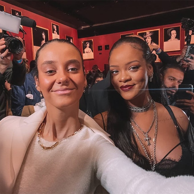 Victoria de Marichalar, como una auténtica estrella junto a Rihanna en la semana de la moda de París