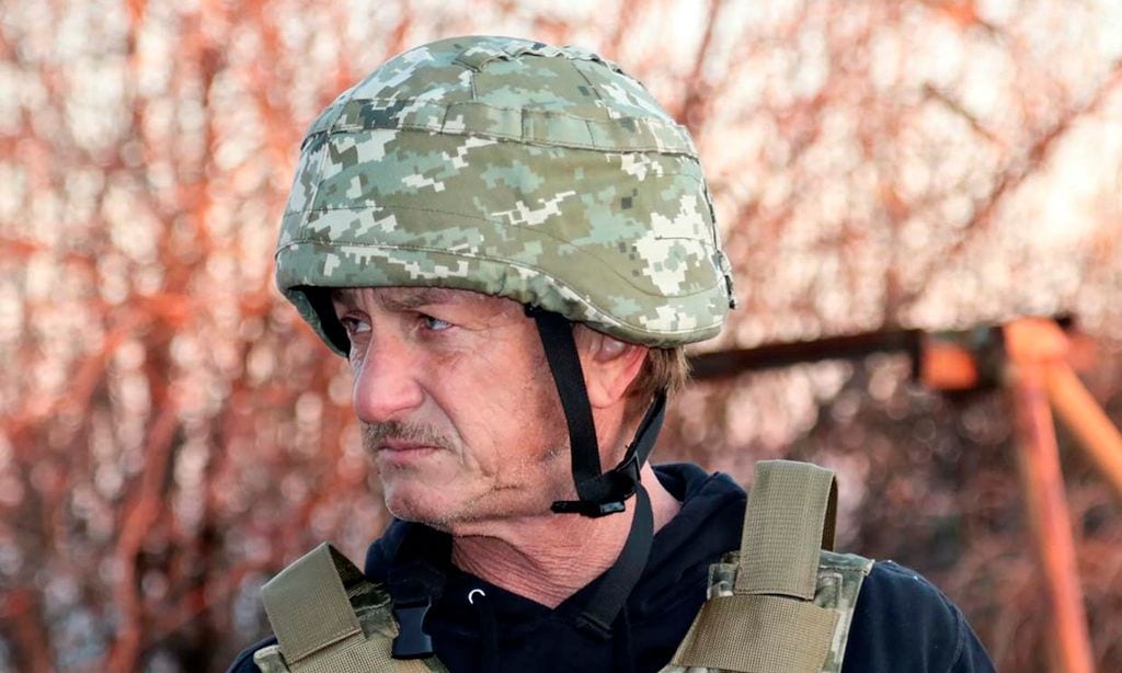 Sean Penn abandona Ucrania a pie y con su equipaje a cuestas junto al resto de refugiados