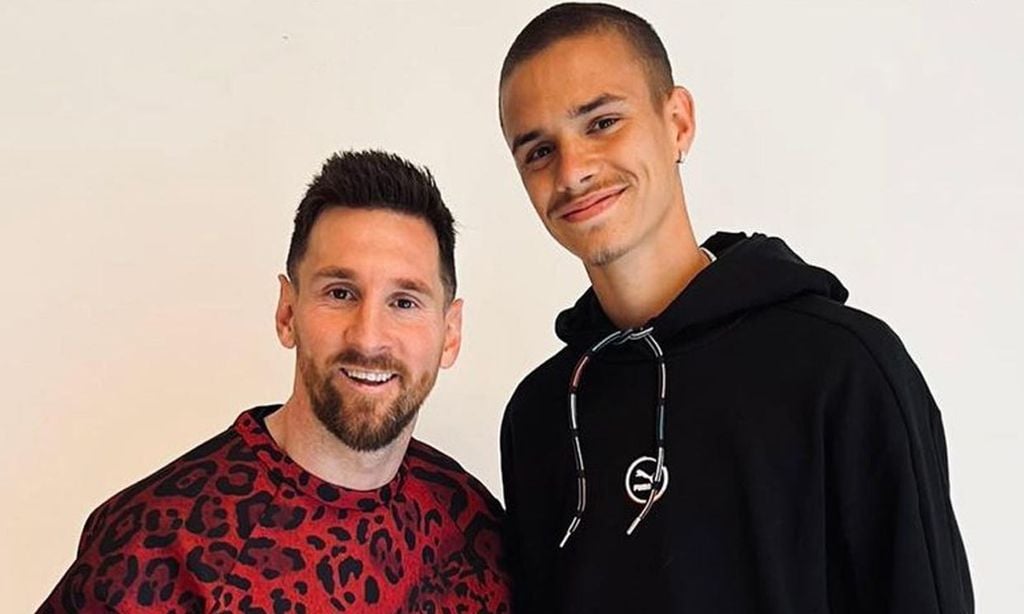 El curioso 'look' de Leo Messi en su posado con Romeo Beckham que se ha hecho viral