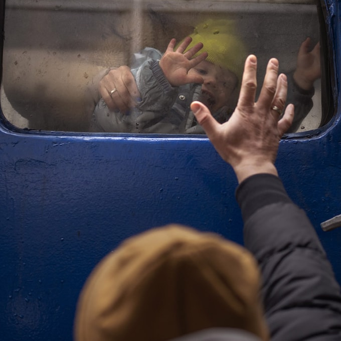 Las imágenes de la desgarradora separación de familias en su éxodo de Ucrania
