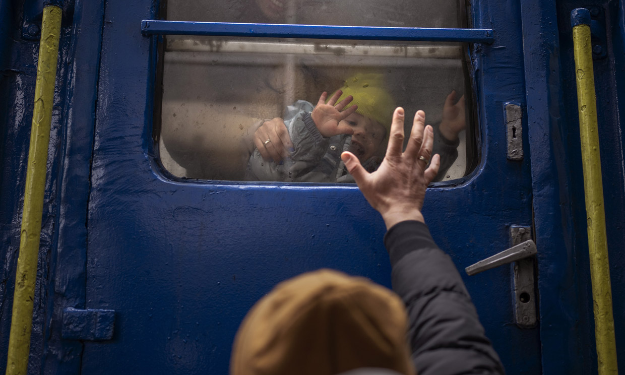 Las imágenes de la desgarradora separación de familias en su éxodo de Ucrania
