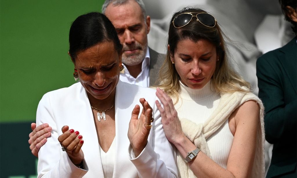 Las lágrimas de Claudia Rodríguez, viuda de Manolo Santana, en el homenaje del tenis mundial a su marido