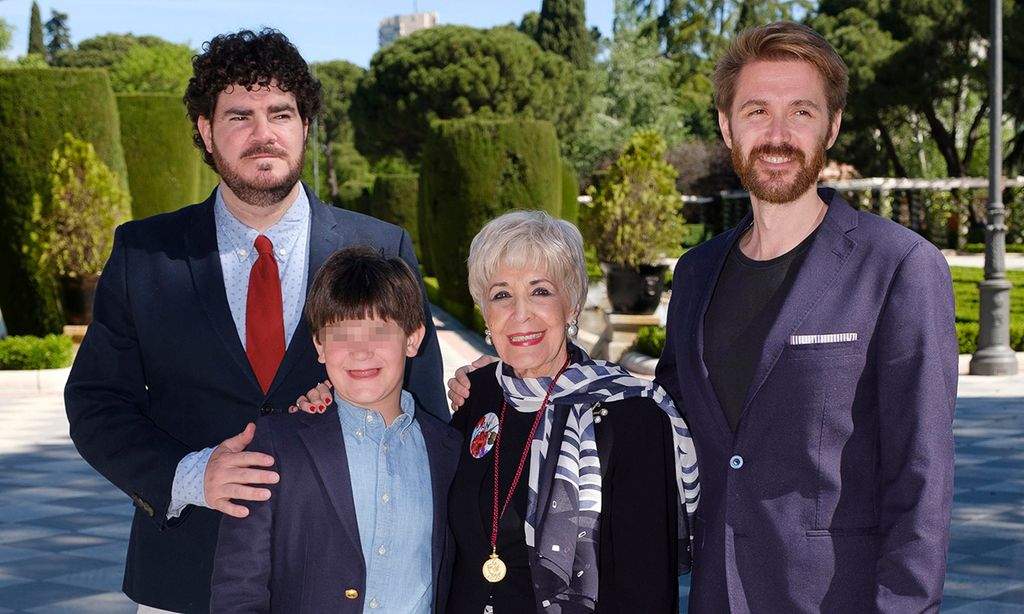 Concha Velasco y su pequeña gran familia: sus dos hijos, Manuel y Paco, y su nieto Samuel