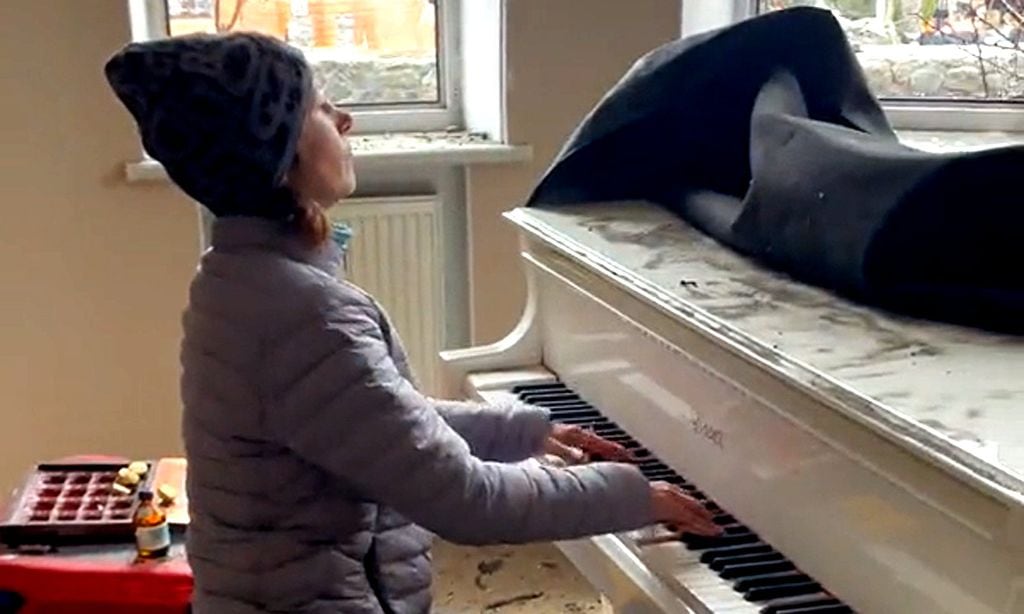 El sobrecogedor vídeo de una mujer ucraniana tocando el piano entre los escombros de su hogar