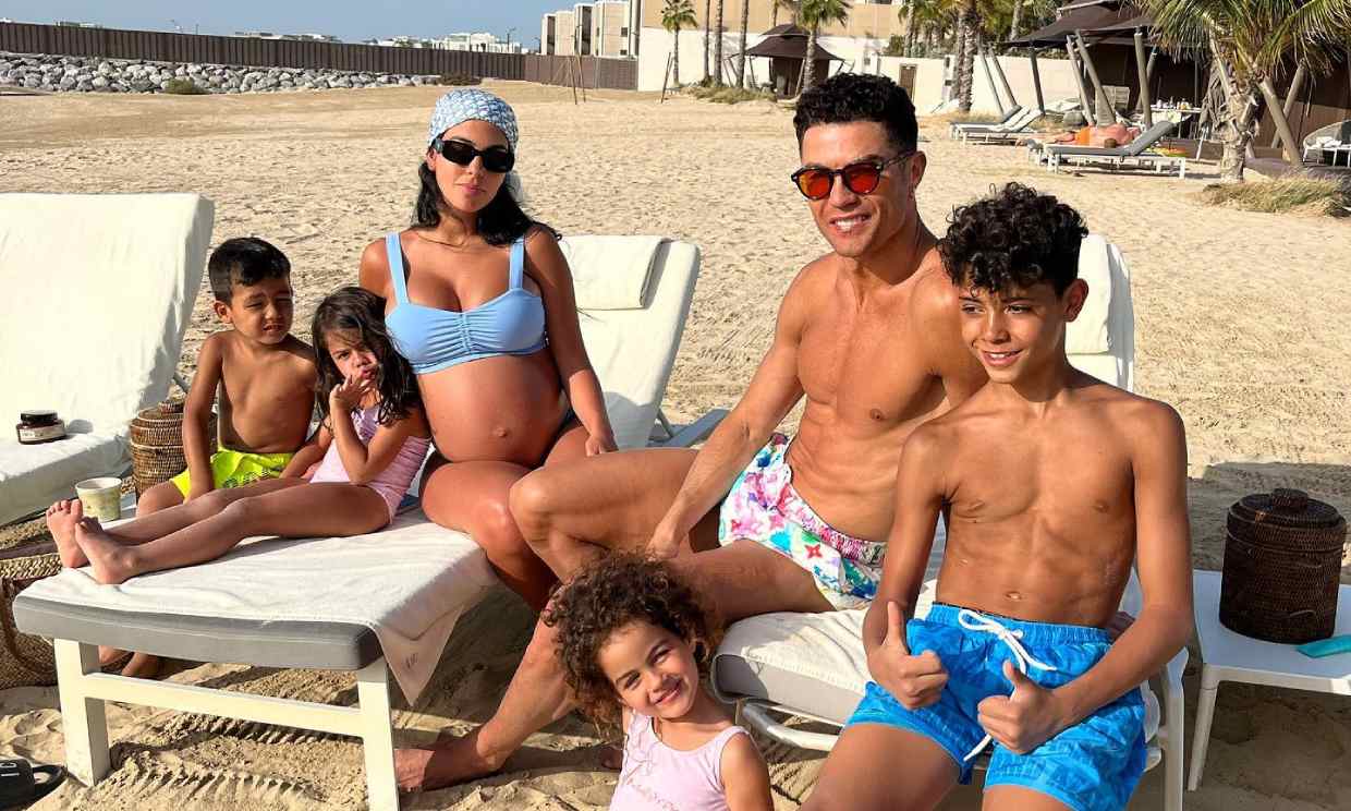 Georgina Rodríguez y Cristiano Ronaldo con sus hijos en la playa de Dubai