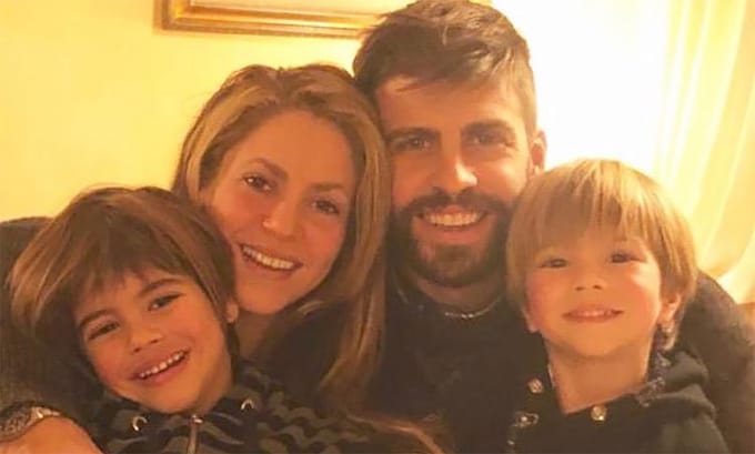 Gerard Piqué y Shakira con sus dos hijos, Milan y Sasha