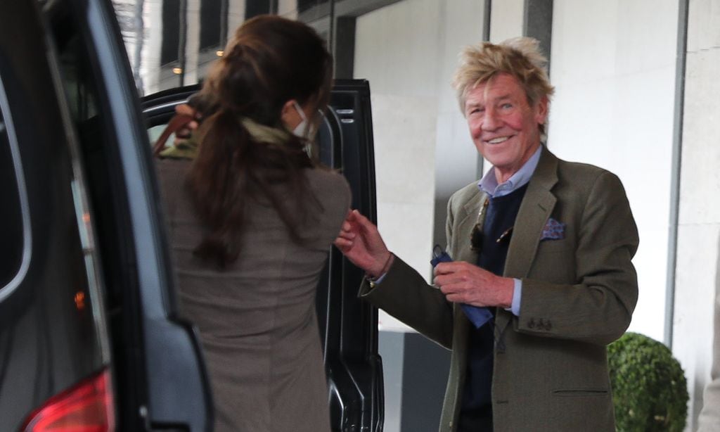 Ernesto de Hannover, muy sonriente con su novia horas antes del juicio contra su hijo