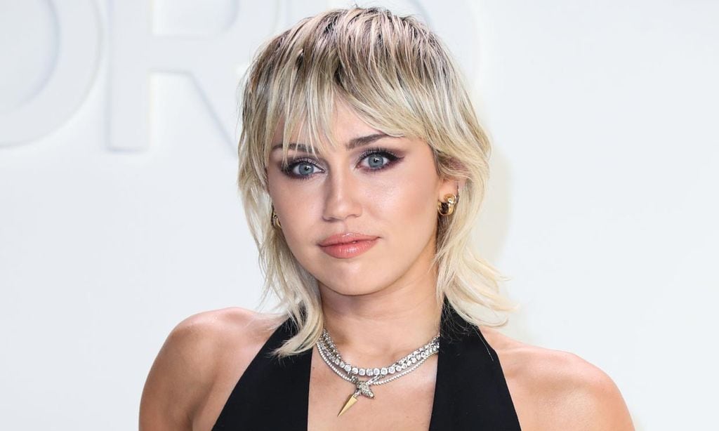 Miley Cyrus sufre un susto tras impactar un rayo en el avión en el que viajaba