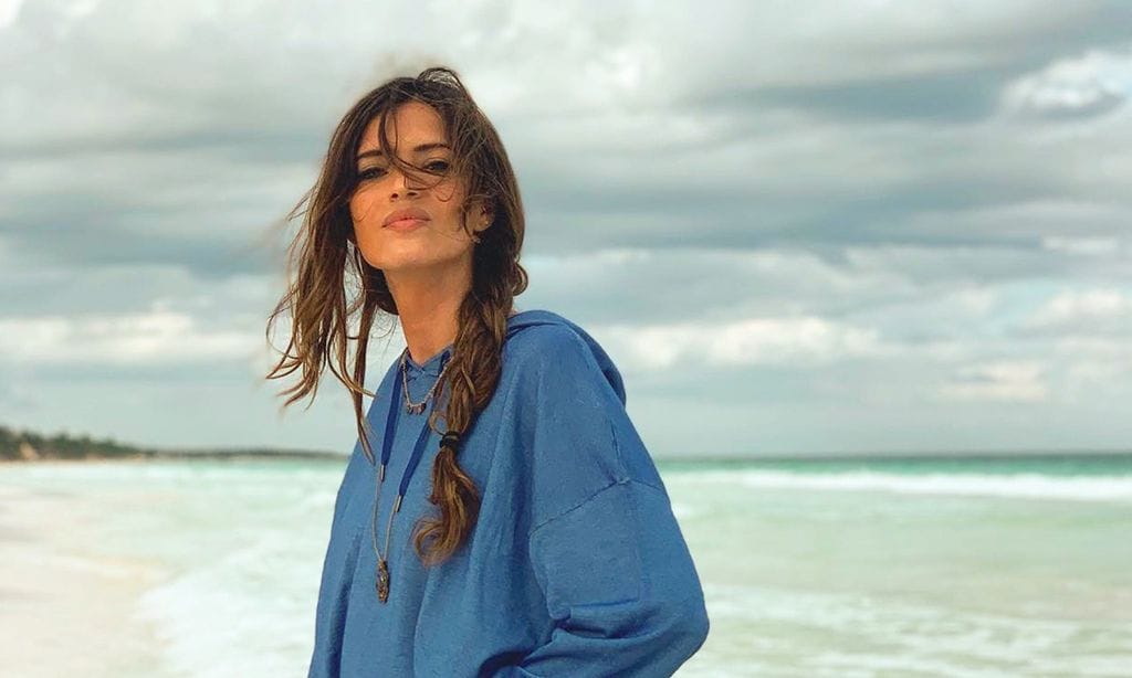 La escapada al mar de Sara Carbonero para 'reconectar' con un mensaje en forma de canción 