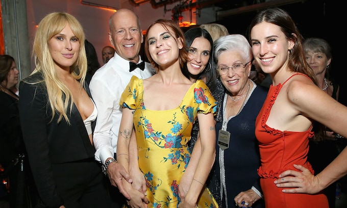 La familia de Bruce Willis, incluida Demi Moore, anuncia la retirada del actor por enfermedad